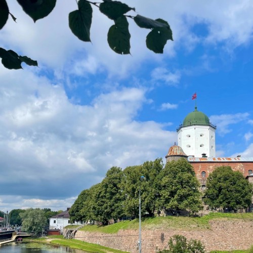 В старинный Выборг — на комфортабельном авто из Петербурга