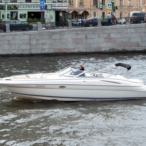 На роскошном катере — по рекам и каналам Санкт-Петербурга
