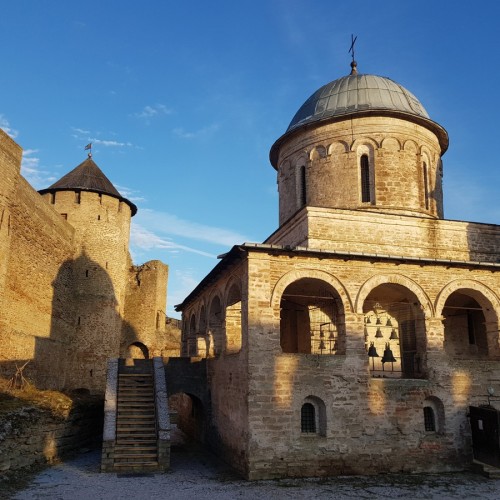 Экскурсия из Петербурга в Ивангород: крепость, нарвская рыба и маяк