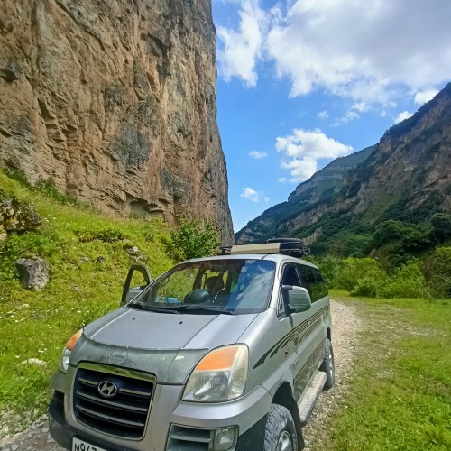 На внедорожниках по неизведанной Южной Осетии: горы, старинные святыни и невероятные виды