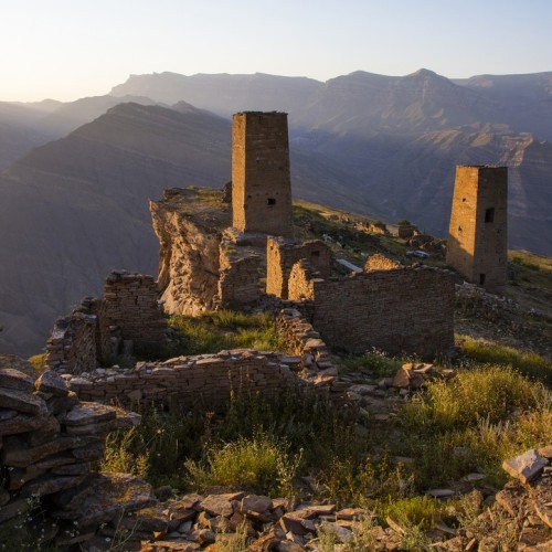 Знаковые места Чечни и Дагестана: от современного мегаполиса к древним аулам