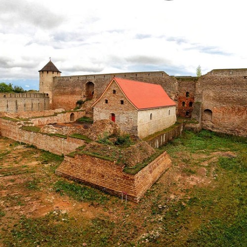 Экскурсия из Петербурга в Ивангород: крепость, нарвская рыба и маяк