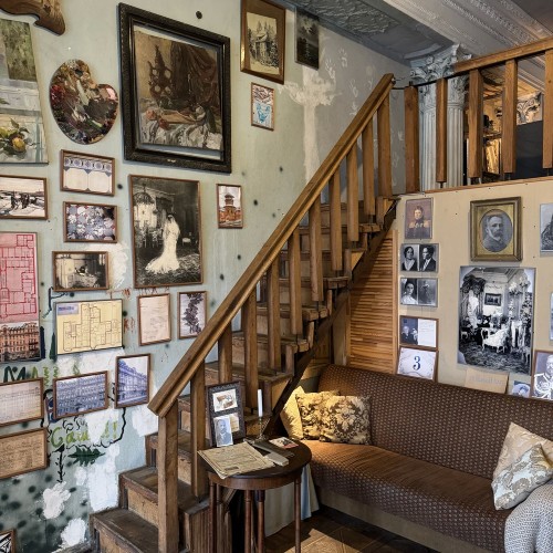 Через дворы и парадные в доходный дом Бака