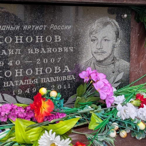 Кумиры, герои и святые старинного Ваганьковского кладбища в Москве
