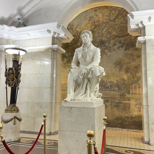 Петербургская подземка: путешествие по станциям и истории