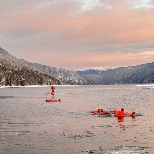 Из Горно-Алтайска — на айс-флоатинг в Телецком озере