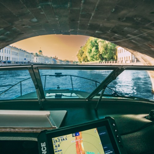 Ночь, катер, развод мостов