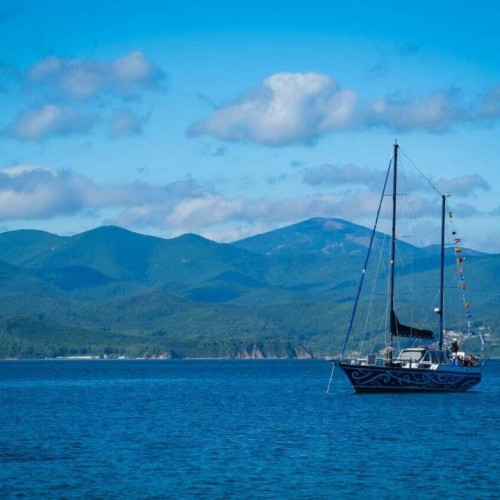 По волнам Японского моря на яхте с маской, сапом и деликатесами (мини-группа)