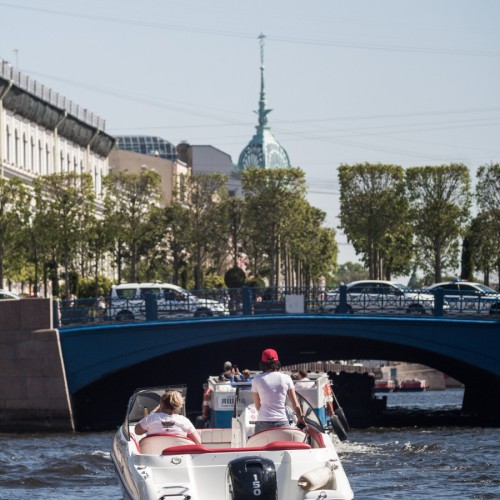 На ярком катере — по рекам и каналам Петербурга