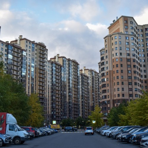 Кудрово: город цветных гигантов через дорогу от Петербурга