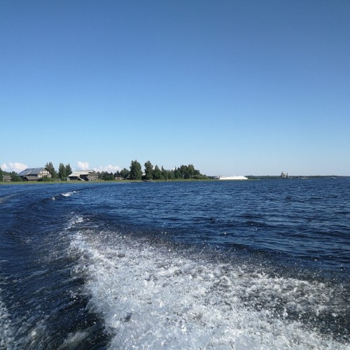 Своей компанией по Карелии: первобытные послания у Онежского озера, Кижи и прогулка на катере