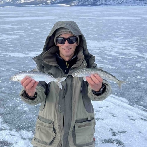 Зимняя рыбалка на льду Байкала своей компанией