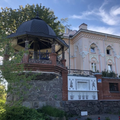 «Лахта: назад в будущее» — небанальные локации Петербурга с краеведом