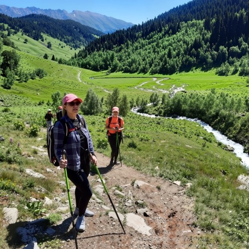 Семейный тур в Архыз с гидом-аниматором: несложные треккинги в живописных горах