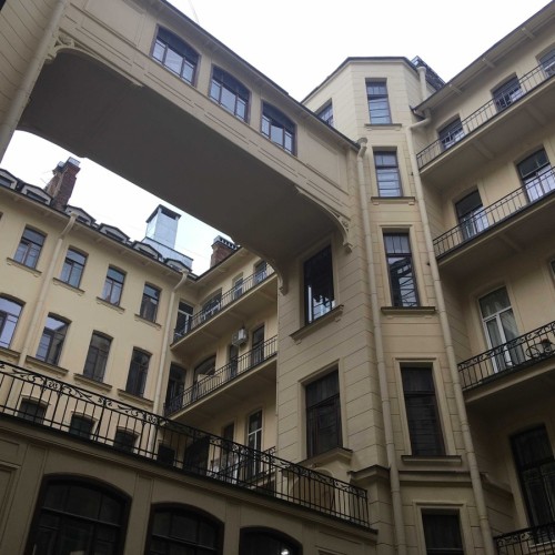 Артефакты Литейного: от парадной Фонтанки к кафе в парадной