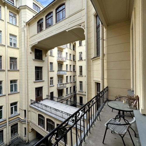 От парадных до стрит-арта: по знаковым местам Петербурга на авто премиум-класса