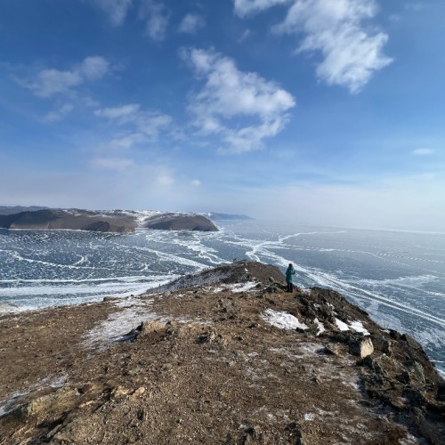 Зимняя рыбалка на льду Байкала своей компанией