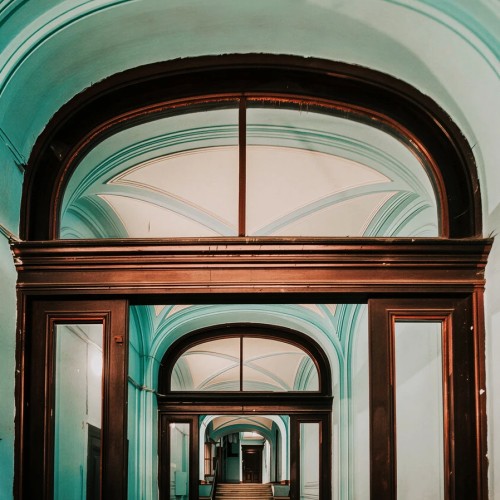 Петербург за закрытыми дверями: парадные лестницы и дворы-колодцы