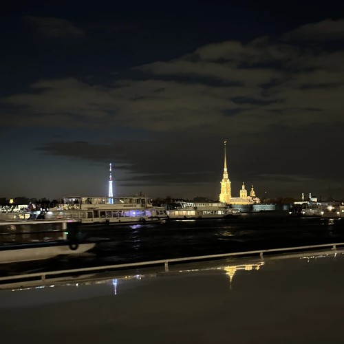 К разводным мостам — на ночном теплоходе