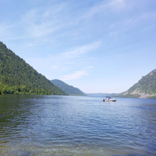 По Телецкому озеру на катере с прогулкой к водопадам