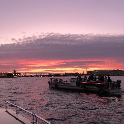 Обзорная прогулка на катере по рекам и каналам Санкт-Петербурга