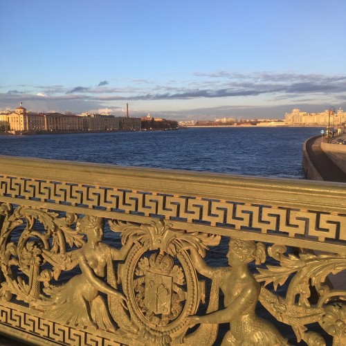 Артефакты Литейного: от парадной Фонтанки к кафе в парадной