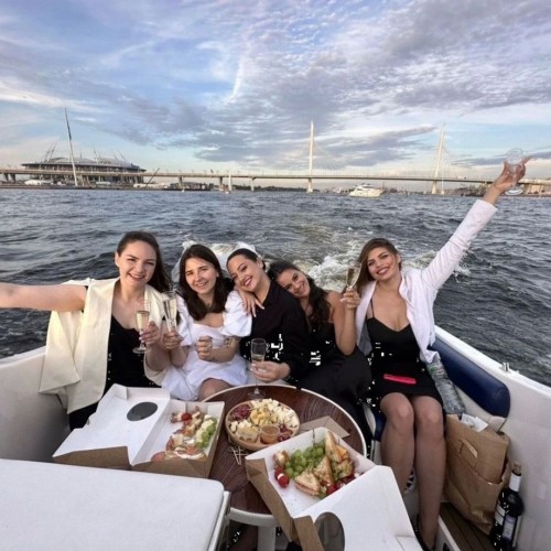 Сердце Петербурга: прогулка на катере по рекам и каналам города