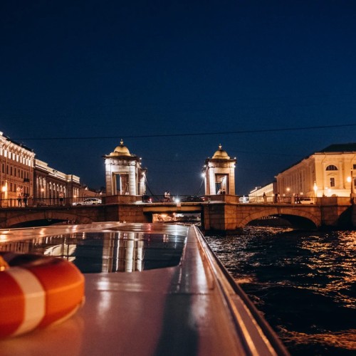 На теплоходе к разводным мостам Петербурга!