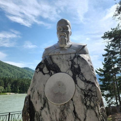 В сиреневом море цветов: весенний автотур по Чуйскому тракту