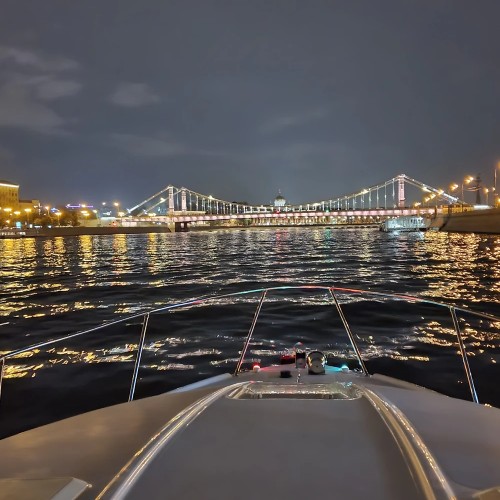 Речная прогулка на катере по центру Москвы