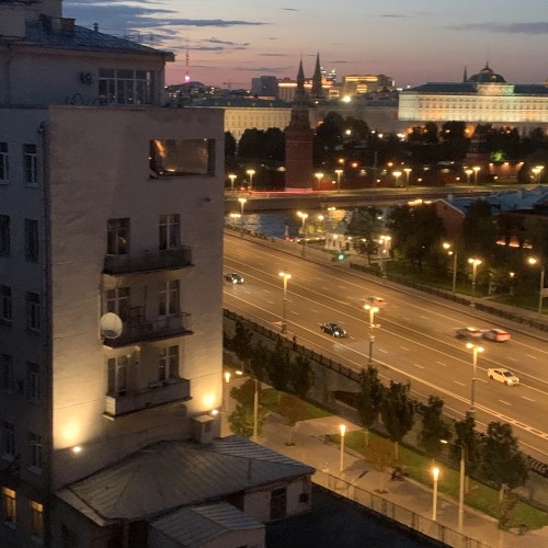 Вокруг Дома на набережной с его жителем