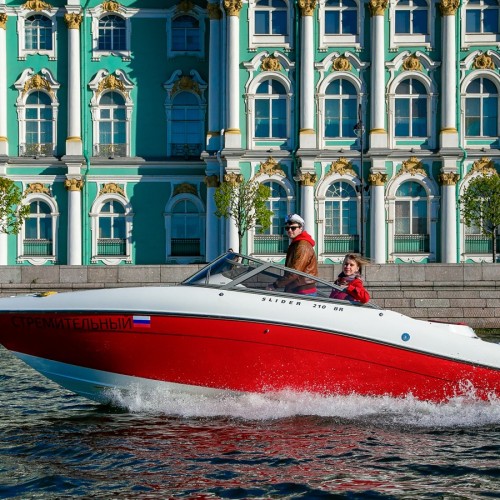 На катере — по Неве