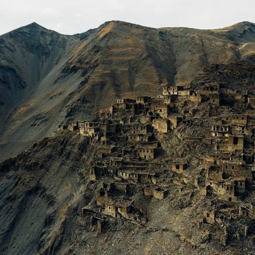 Редкие локации Южного Дагестана: восхождение на Шалбуздаг и аулы-призраки