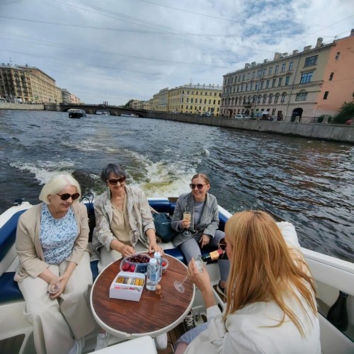 Сердце Петербурга: прогулка на катере по рекам и каналам города