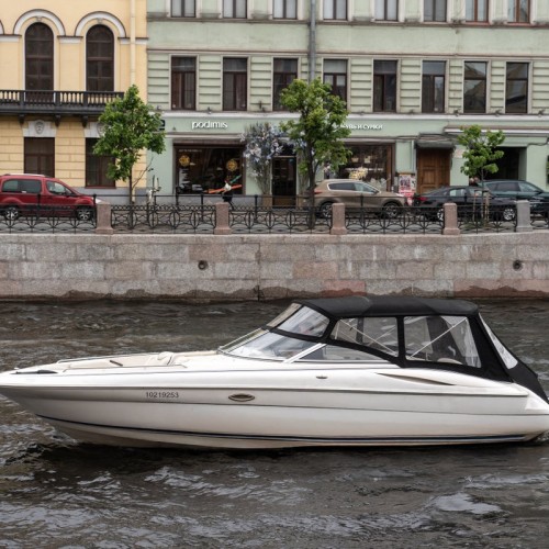 На роскошном катере — по рекам и каналам Санкт-Петербурга