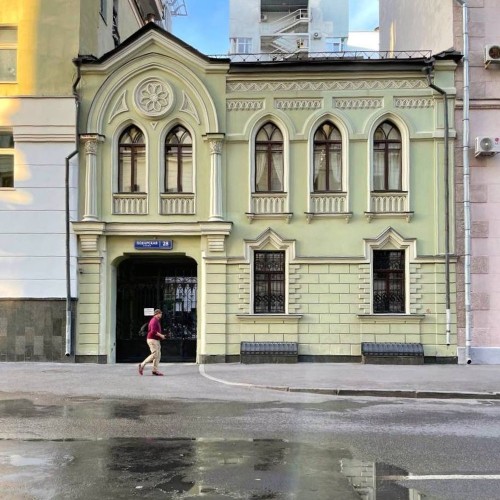 Истории женщин old money на прогулке по Поварской улице