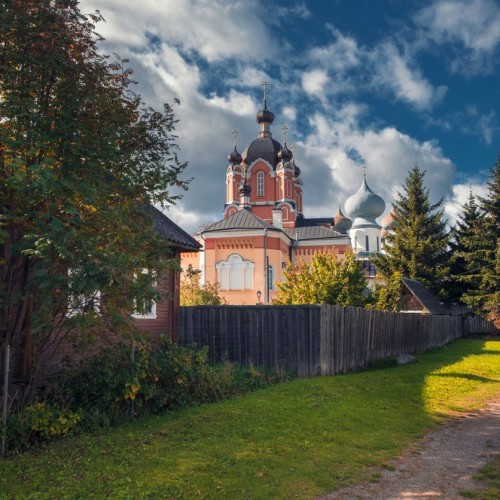 Монастыри Тихвина: из Петербурга — к чудотворным иконам