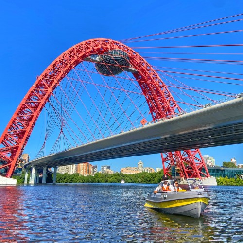 Самостоятельная прогулка на катере по живописному району Москвы
