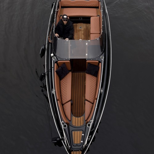 По водным артериям Петербурга — на чёрном катере