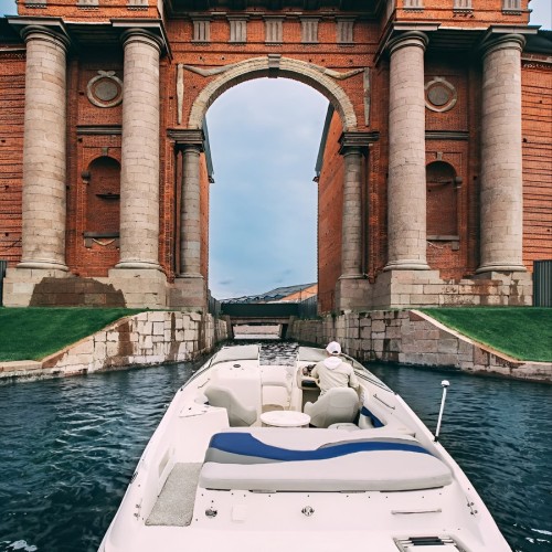 По Петербургу — на индивидуальном катере