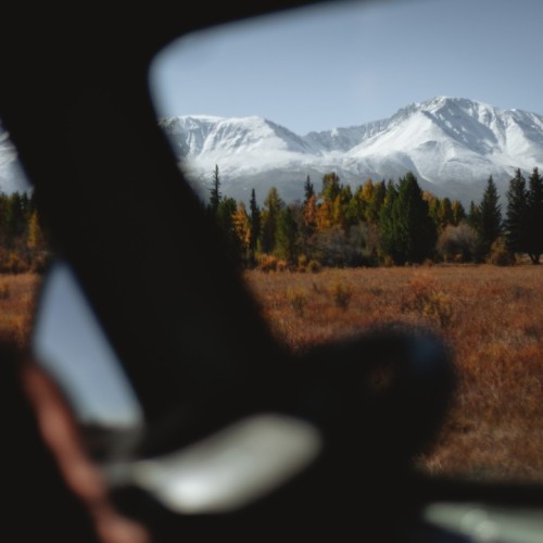 Тур на Алтай с фотографом: эстетичные кадры, съёмки с реквизитом, глэмпинги и топовые места