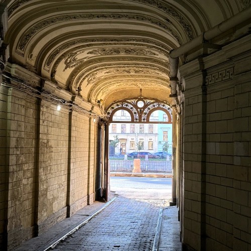 От парадных до стрит-арта: по знаковым местам Петербурга на авто премиум-класса