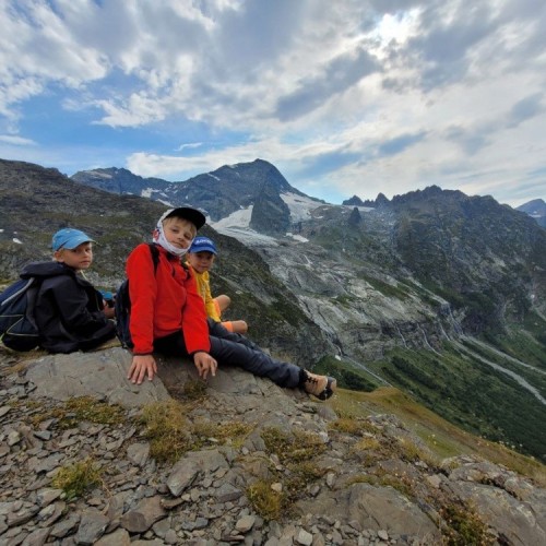 Семейный тур в Архыз с гидом-аниматором: несложные треккинги в живописных горах
