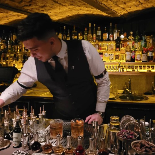 По секретным барам — на премиальном авто с панорамной крышей