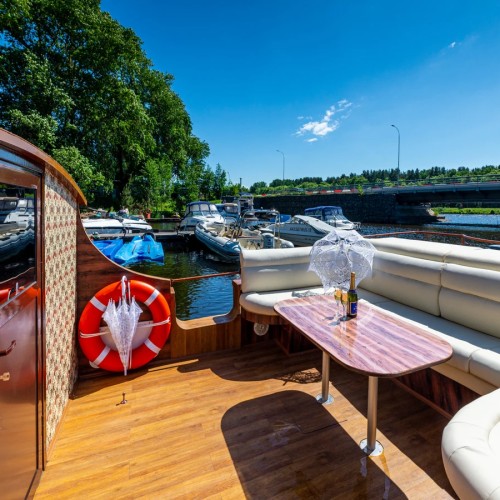 Индивидуальная экскурсия на атмосферном катере «Онегин»