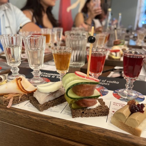 По скрытым и уникальным барам Петербурга (18+)