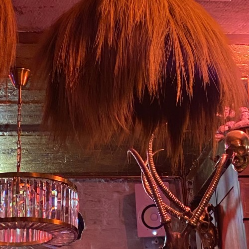 По секретным барам — на премиальном авто с панорамной крышей