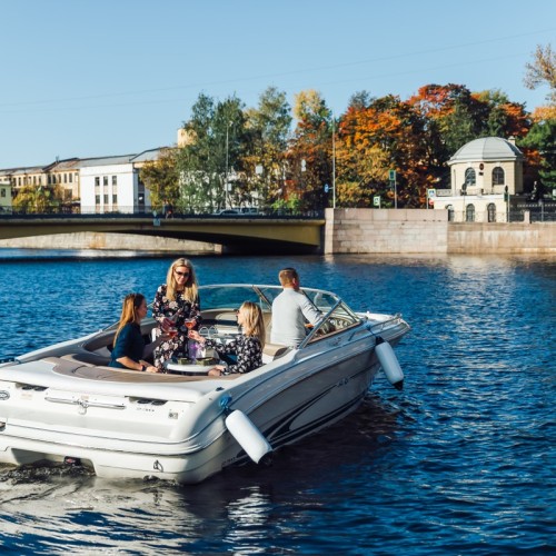 Классика Петербурга: прогулка на катере с аудиогидом или музыкой