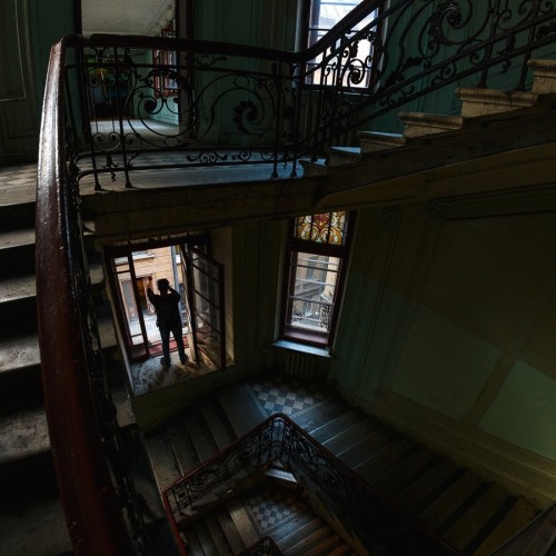 Артефакты Литейного: от парадной Фонтанки к кафе в парадной