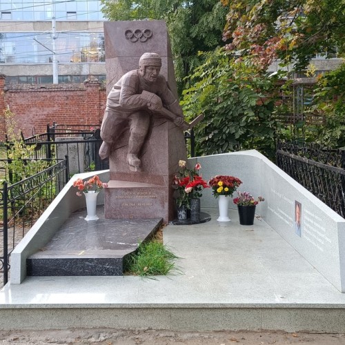Грибы и гробы: по старинному кладбищу Нижнего Новгорода с микологом